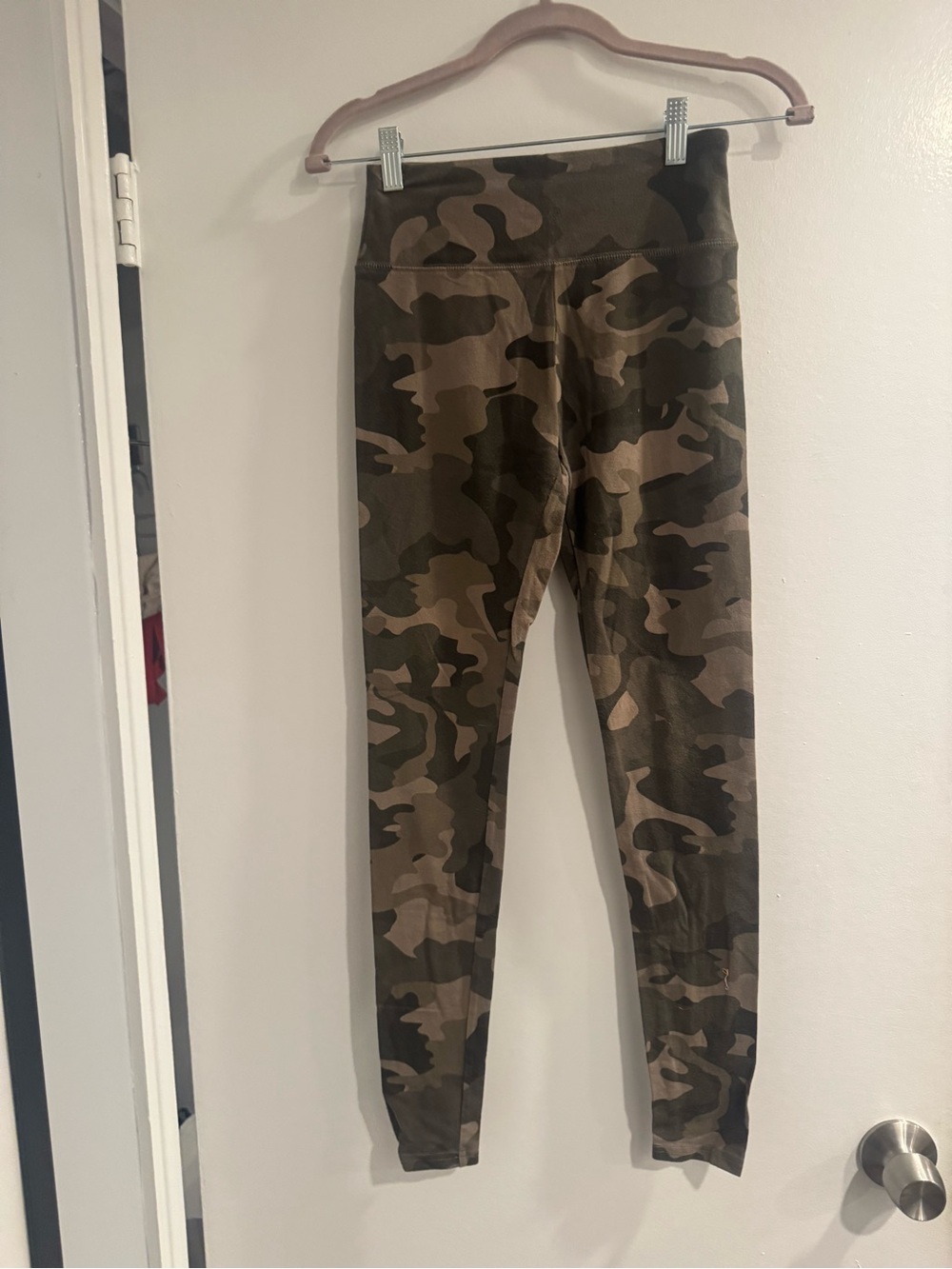 Wild Fable Olive Green Camo Leggings – Women’s XS